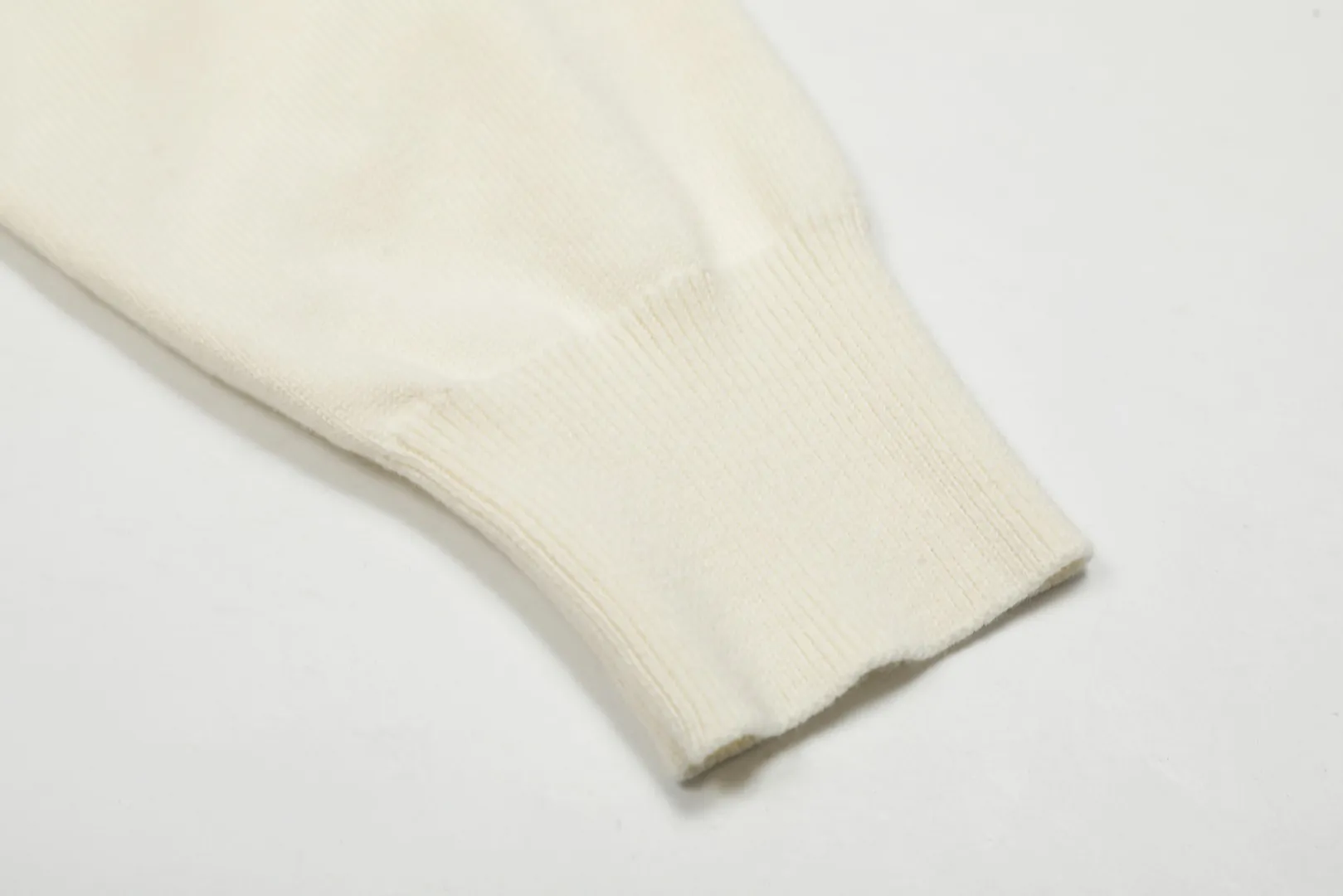 P250 Top quality" Style number: DS813# (not off the shelves all year round) [Ralph Lauren V-neck solid color pony embroidered logo jersey basic cardigan] ✅Ralph Lauren Ralph Lauren classic basic versatile knitted cardigan jacket for men and women couples ✅Main supplier platform live broadcast Wholesale entity Replenish when out of stock Not off the shelf ✅ZP quality 1:1 version Scan the code to enter the GF website Counter quality ✅Detailed quality is the only one in Guangzhou Imported quality cotton yarn, focusing on high-end, cost-effective, good quality needless to say. ✅Restore the original version. The maximum size can be worn up to 180 pounds. Loose, comfortable and stress-free. ✅The upper body is simple and easy to match. A must-have item for ootd. Good-looking clothes are never picky. A must-have for couples of the same style. Size: S-XL. Color: black, off-white, gray, navy.